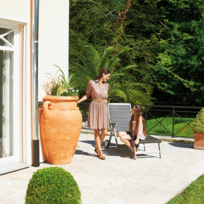 Zbiornik na deszczówkę Antique Amfora 250l z donicą terakota zamontowany