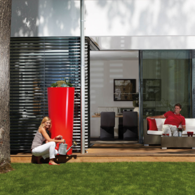 Zbiornik na deszczówkę Color 2w1 350l z donicą czerwony zamontowany