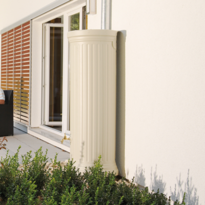 Zbiornik na deszczówkę Column 2000l piaskowy zamontowany