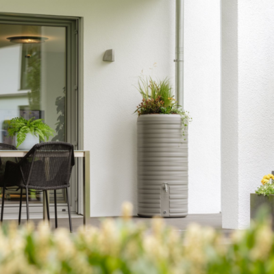 Zbiornik na deszczówkę Nordic 300l szary z donicą zamontowany