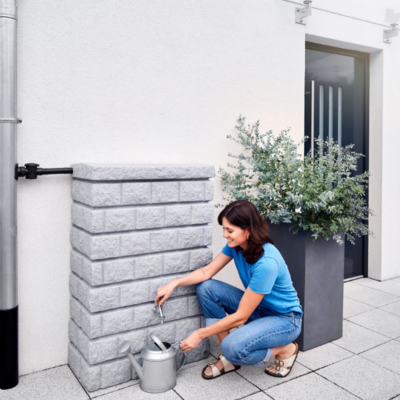 Zbiornik na deszczówkę Rocky Junior 300l przyścienny szary zamontowany