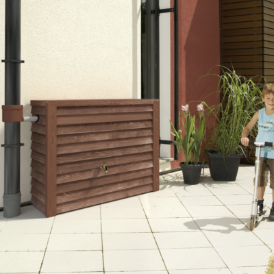 Zbiornik na deszczówkę Woody 350l przyścienny ciemnobrązowy zamontowany